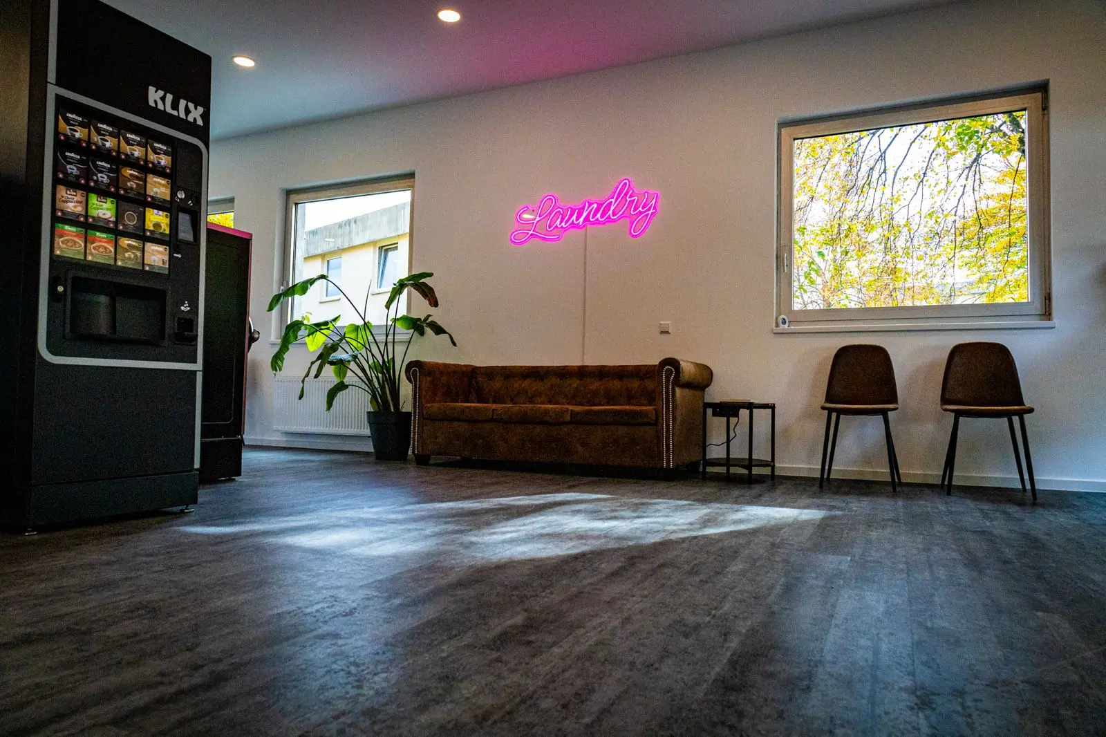 Kaffeeautomat und Lounge im Waschsalon